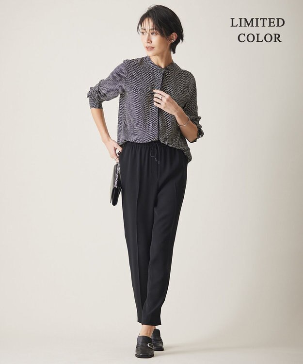 ICB 【WEB限定カラーあり・速乾・洗える】BackSatinAmunzen バンドカラーブラウス ジオメトリック柄系［WEB限定］