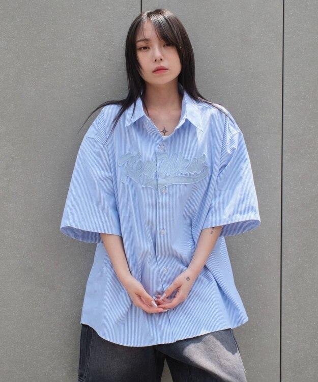 WEGO 【ユニセックス着用ITEM】オックスフォードダメージアップリケシャツ（SS） ブルーストライプ