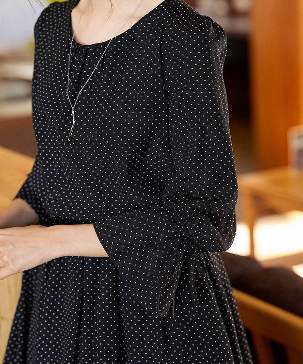 Tiaclasse 【洗える】女性らしさ引き立つリボン袖ギャザーワンピース ドット