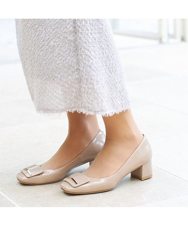 MODE ET JACOMO <MODE ET JACOMO>【レイン対応】バックルモチーフスクエアトゥパンプス ベージュエナメル