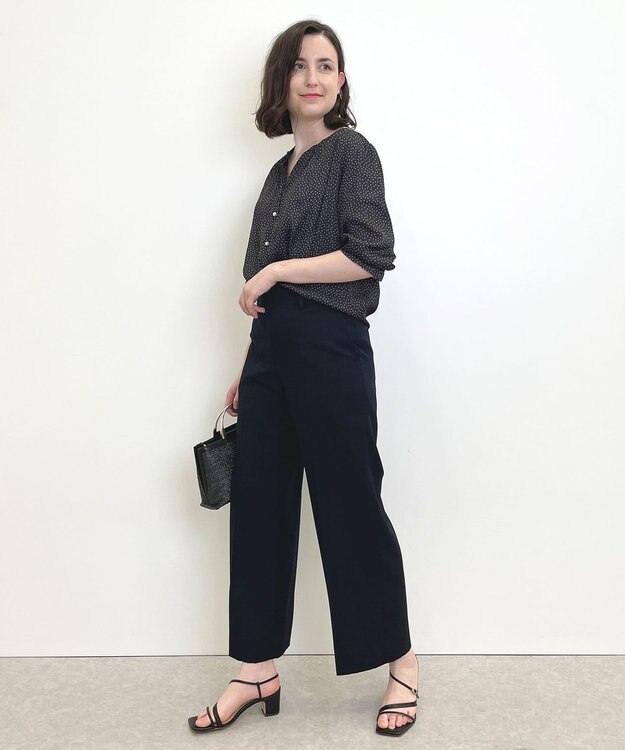 自由区 【WEB限定/セットアップ着用可/洗える】ブライトサテンライト Vネックブラウス ブラック系5