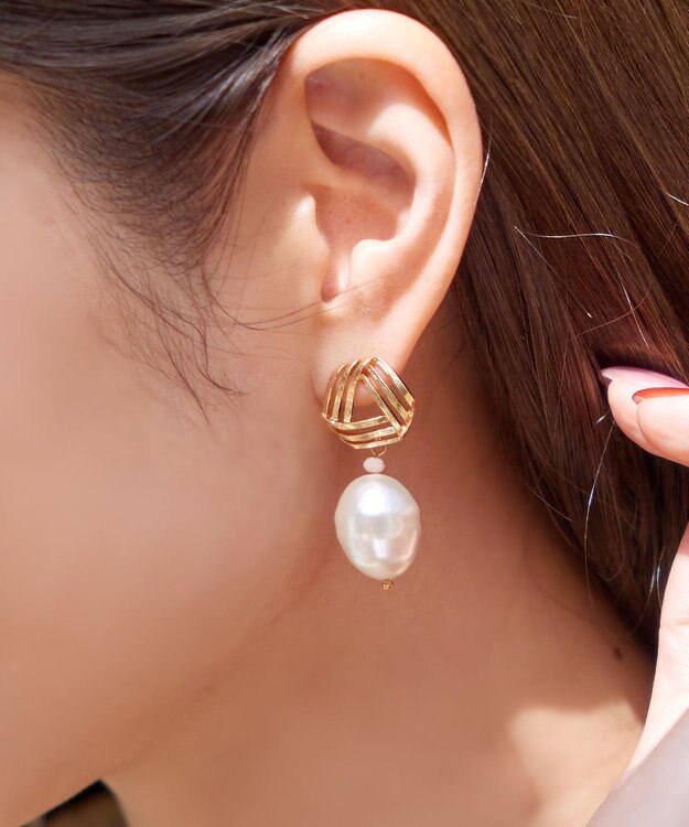 Tiaclasse 【ニッケル素材】大粒パール付き揺れピアス ゴールド