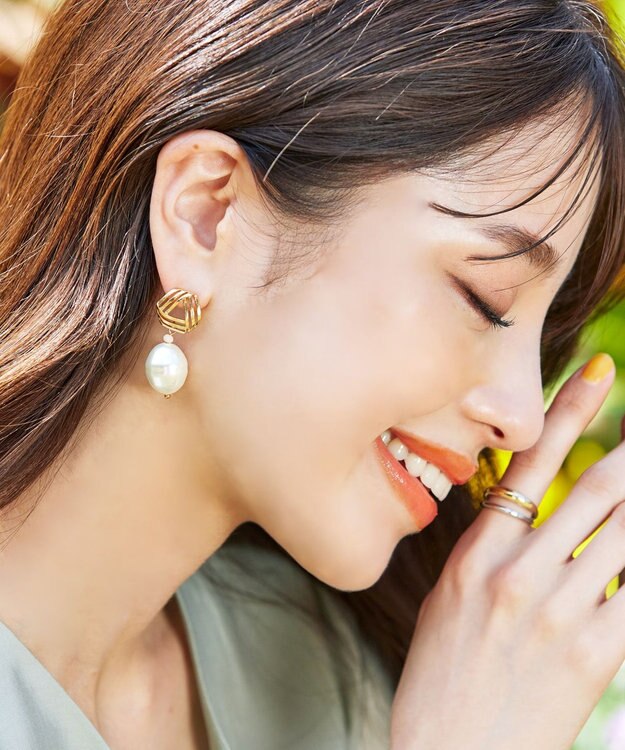 Tiaclasse 【ニッケル素材】大粒パール付き揺れピアス ゴールド