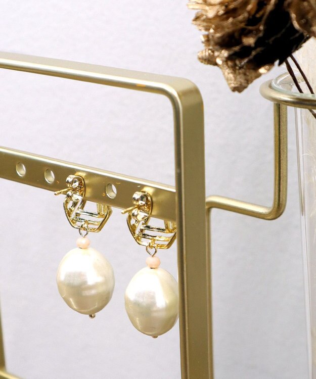 Tiaclasse 【ニッケル素材】大粒パール付き揺れピアス ゴールド