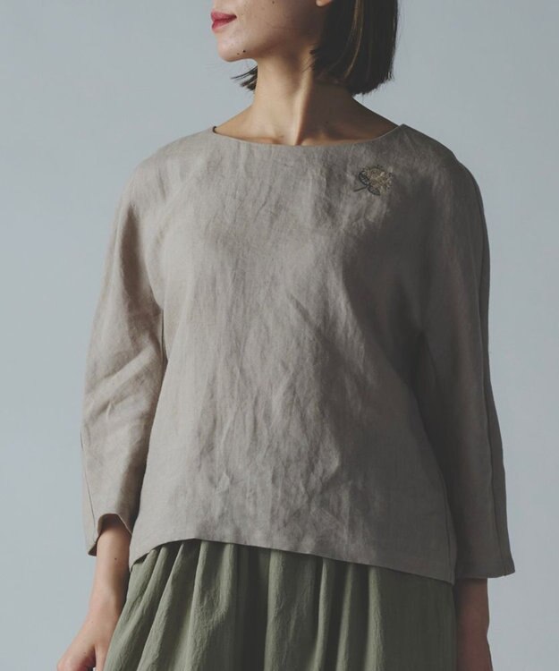 muuc 〈高品質ベルギーリネン〉〈オンオフ着られる〉花刺繍モチーフ付きリネンプルオーバー グレーベージュ