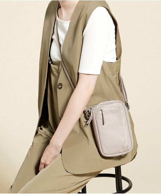 Y'SACCS イタリアンシープ多機能ポシェット グレージュ