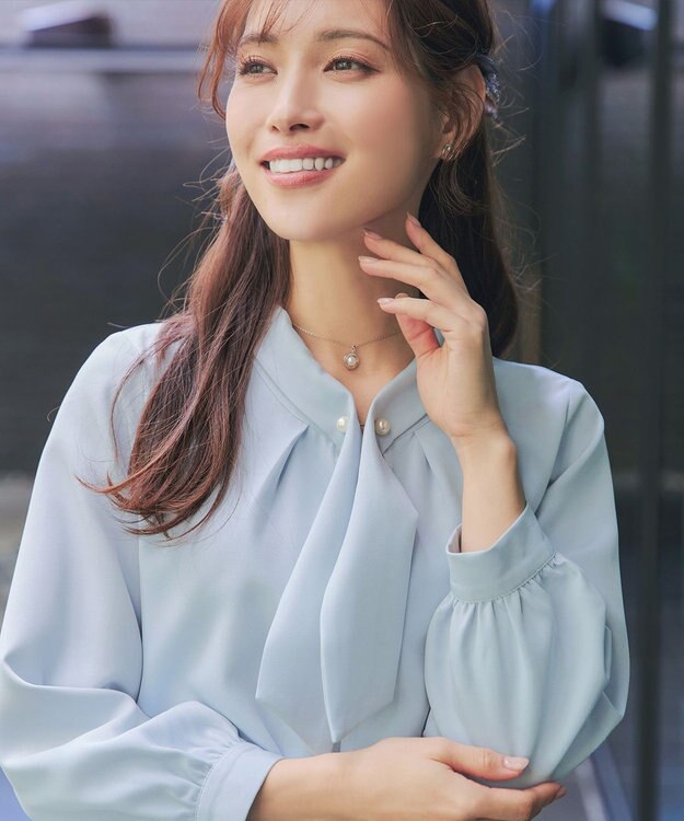 Tiaclasse L 取り外しパール付きボウタイブラウス サックス