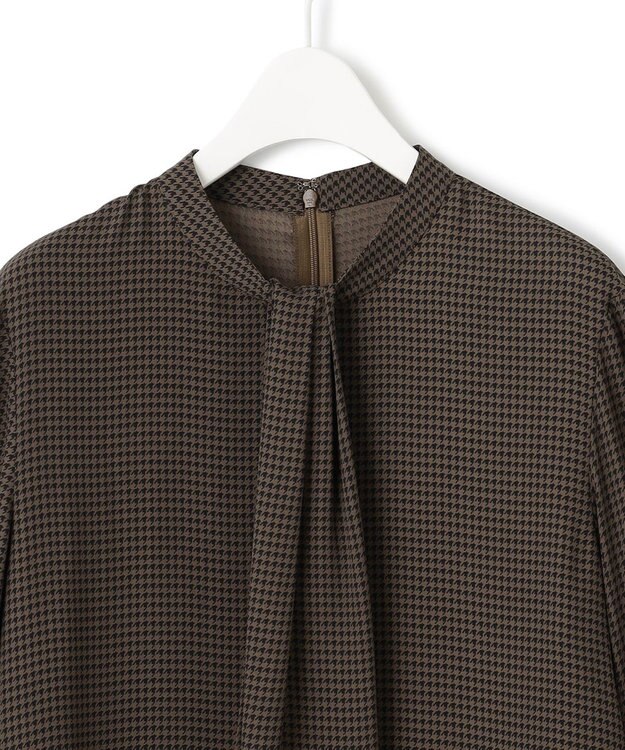 ICB 【接触冷感・UVケア・速乾・洗える】BackSatinAmunzen スカーフタイブラウス コーヒーベース柄系