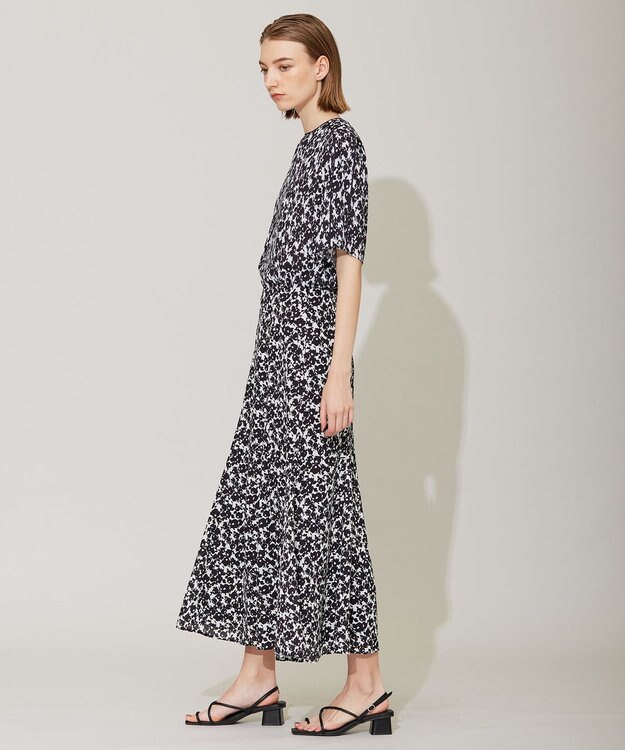 ICB 【洗える】シルエットフラワープリント Tブラウス ブラックベース柄