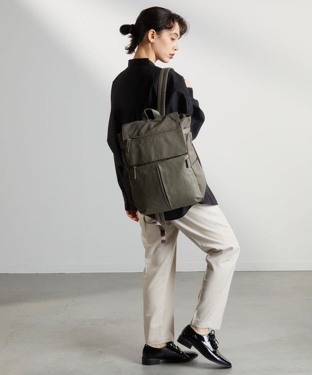 Y'SACCS ナイロン×牛革コンビシリーズ リュックサック Mサイズ グレージュ