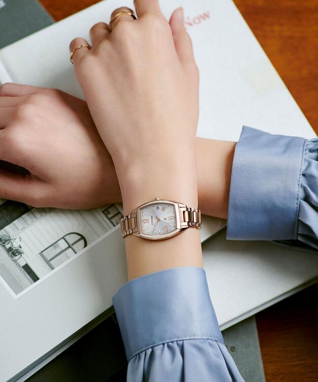CITIZEN 【xC】柔らかなフォルムのトノー型電波時計 サクラカラー ES9395-53A サクラ色