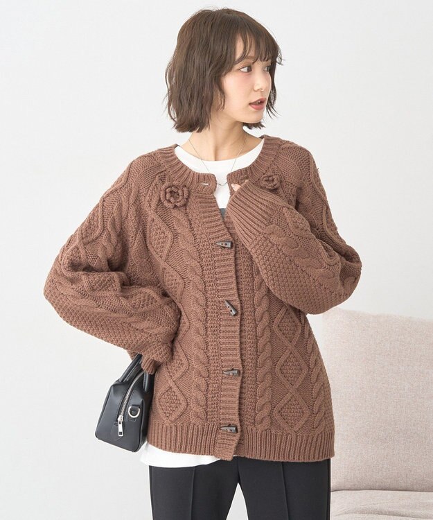 earth music&ecology 【一部予約】フラワーモチーフトグルボタンニットカーディガン Brown