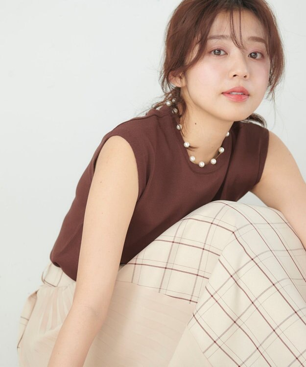 Feroux 【接触冷感】パール付きノースリーブ ニット ダークブラウン系