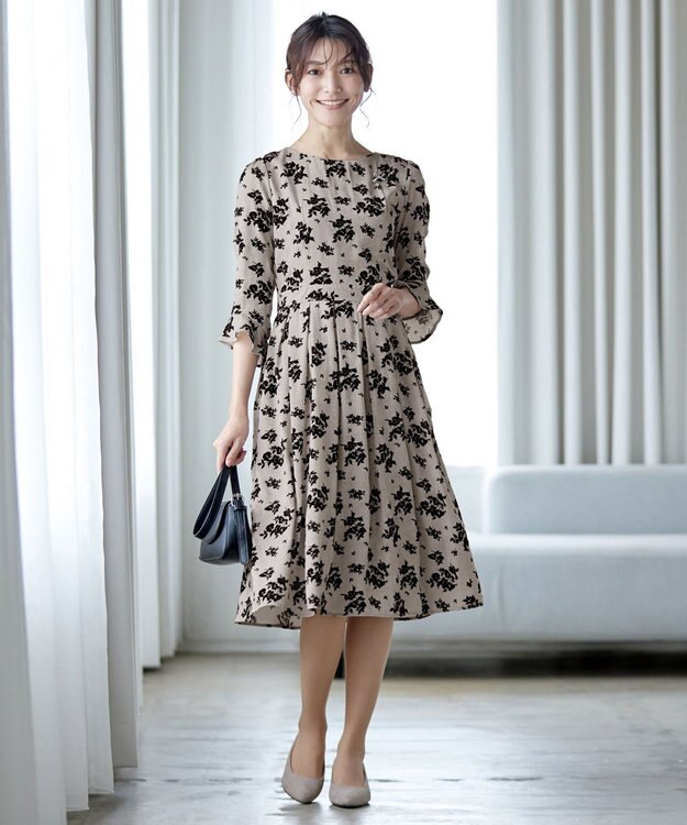 Tiaclasse 【安田美沙子さん着用・洗える】フラワーフロッキーワンピース グレージュ