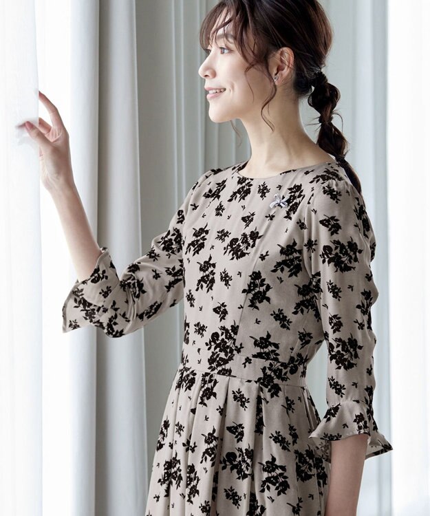 Tiaclasse 【安田美沙子さん着用・洗える】フラワーフロッキーワンピース グレージュ