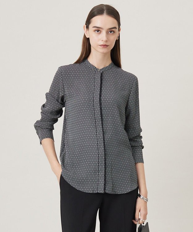 ICB L 【UVケア・速乾・洗える】BackSatinAmunzen バンドカラーブラウス ブラック柄系