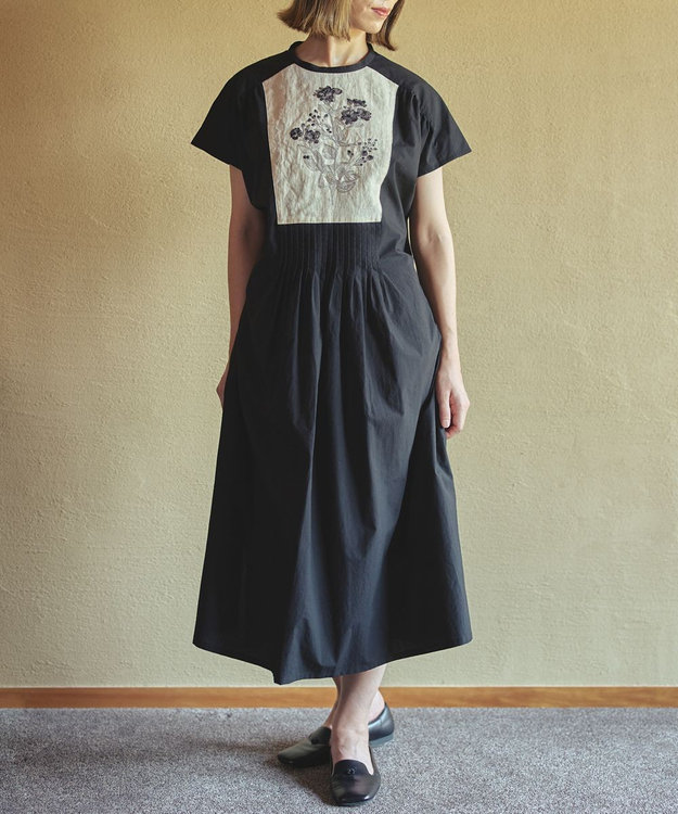 美品 モラビト ロゴ刺繍フレンチスリーブワンピース バンドカラー コットン ジャスミン刺繍フレンチスリーブワンピース〈日本製・綿100%天然素材