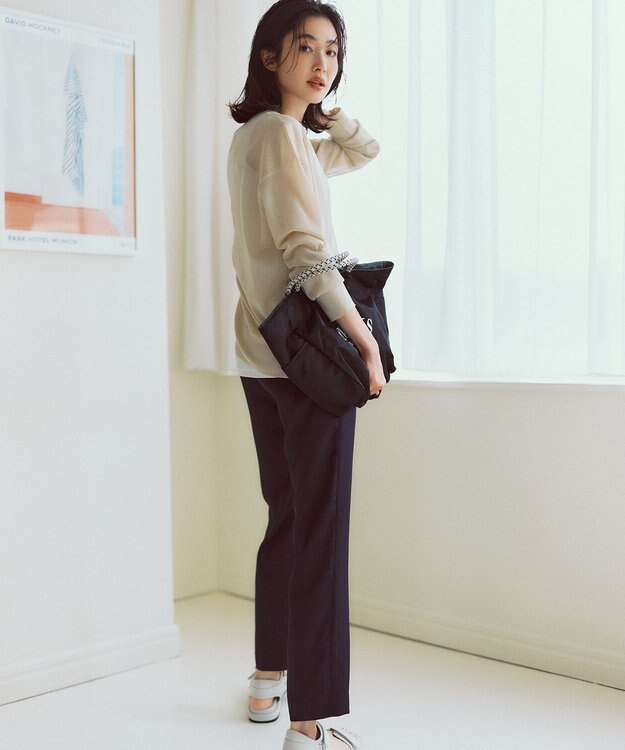 ICB 【MAG×スタイリストコラボ】シャイニーシアーニット×サテンストレートパンツ ベージュニット×ネイビーパンツ