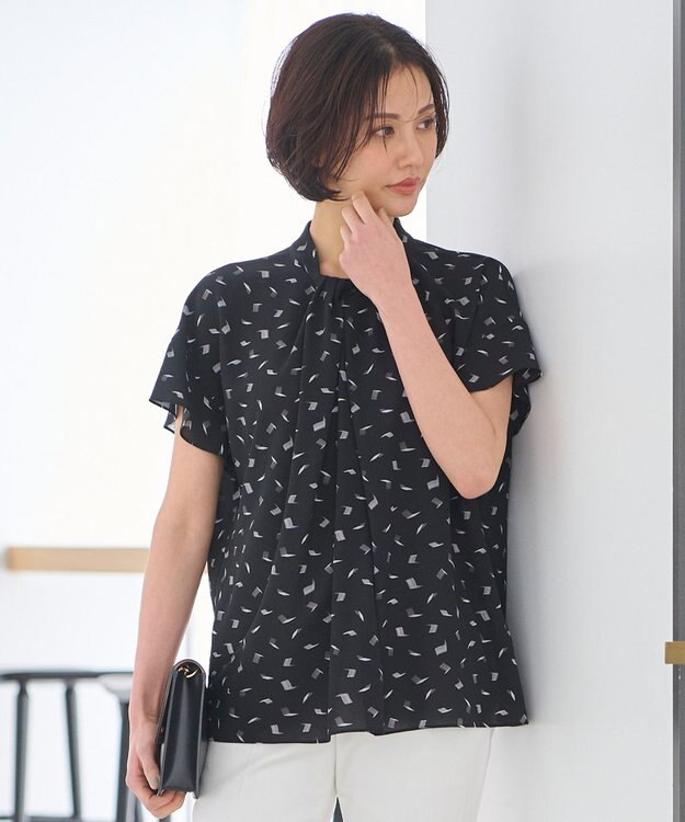 自由区 L 【洗える】ブラッシュドシャドープリント ブラウス モノトーン系