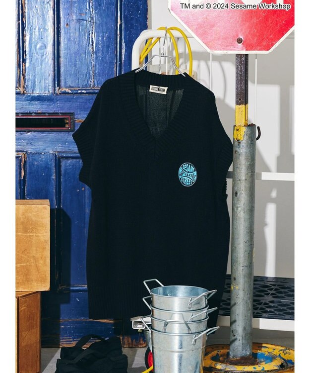 AMERICAN HOLIC Ｖネックベスト／セサミストリート Black