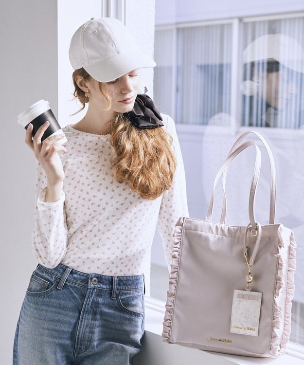 Maison de FLEUR 撥水加工フリルスクエアトートバッグ Grayish Pink