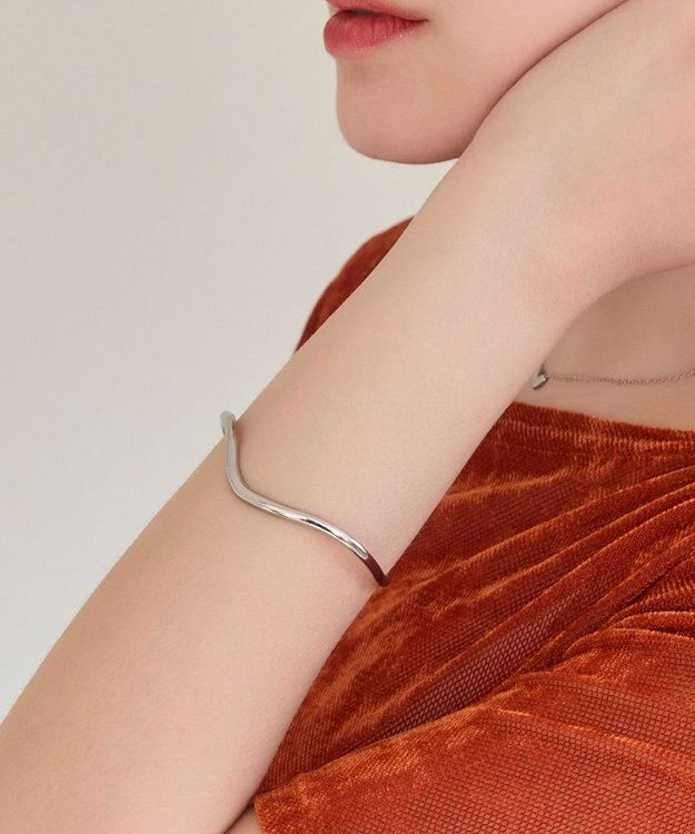 Phoebe 【金属アレルギー対応】ウェーブラインメタルバングル/サージカルステンレス シルバー