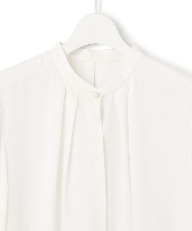 23区 【吸水速乾/UVケア/防シワ性】バックサテンアムンゼン パール釦 タック ブラウス ホワイト系