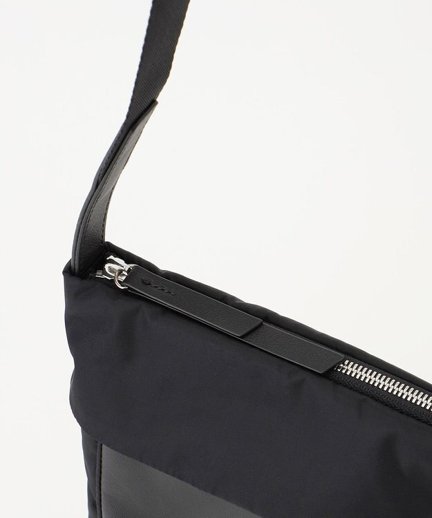 Y'SACCS リサイクルナイロン×カウレザー ラップポシェット ブラック