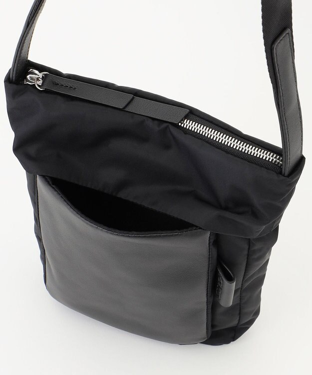 Y'SACCS リサイクルナイロン×カウレザー ラップポシェット ブラック