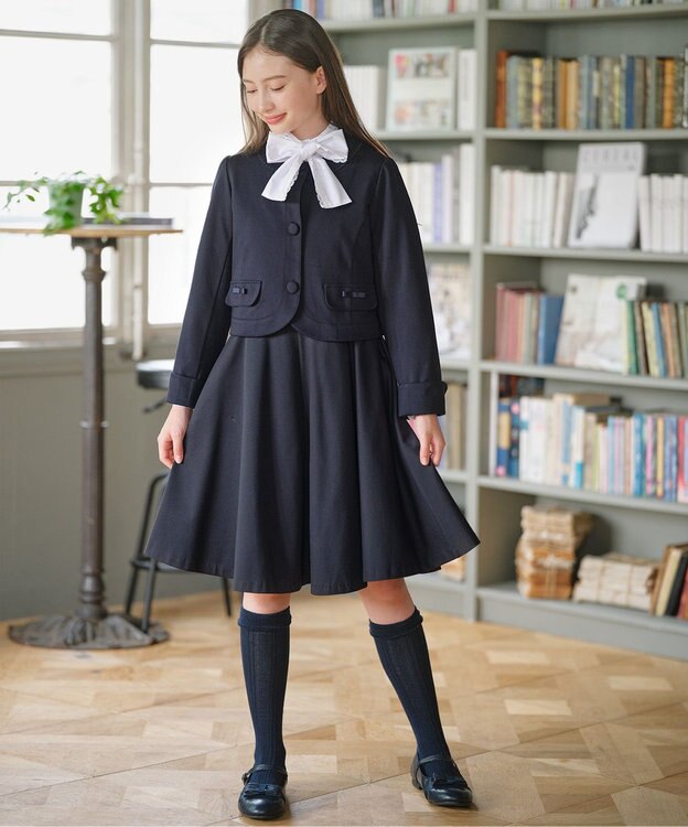 【美品！】組曲★ 長袖ノーカラージャケット 大きいサイズ6 黒 プリーツデザイン フロントフック シンプルビューティーシルエット♪＊F1428 KUMIKYOKU NAVYダブルクロスストレッチ ノーカラーコート ⁄ 組曲