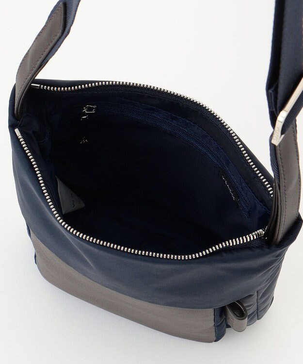 Y'SACCS リサイクルナイロン×カウレザー ラップポシェット ネイビー