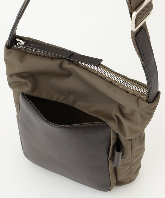 Y'SACCS リサイクルナイロン×カウレザー ラップポシェット カーキ