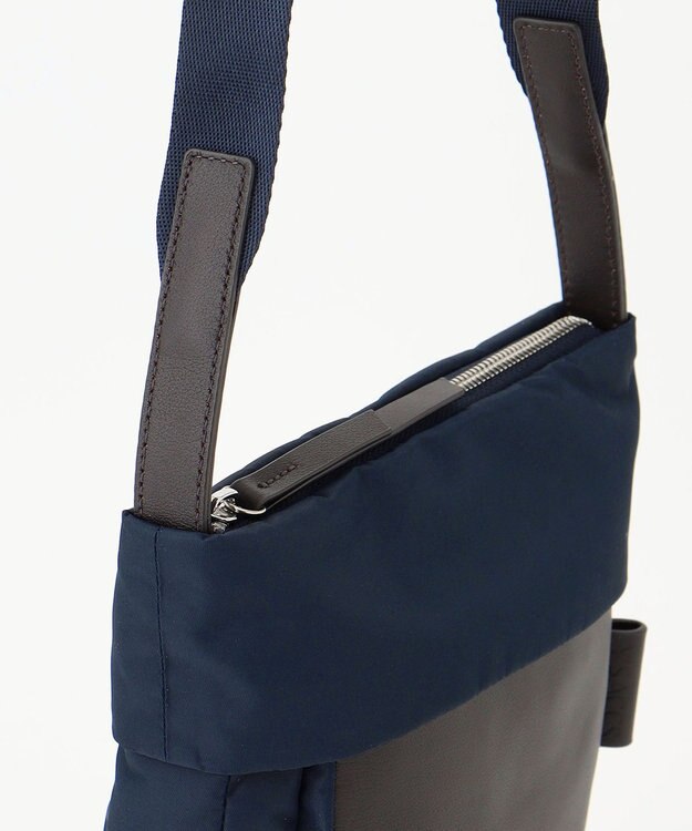 Y'SACCS リサイクルナイロン×カウレザー ラップポシェット ネイビー