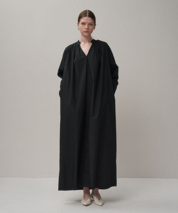 ATON NATURAL DYED COTTON LAWN | タックロングスリーブドレス BEIGE