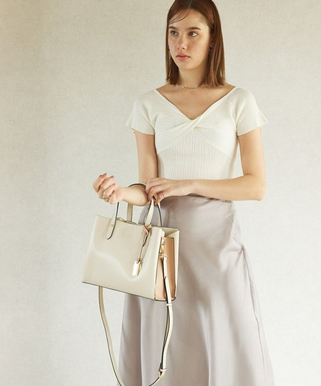 style code 【MERCURYDUO/マーキュリーデュオ】両アオリポケットサイド配色大開き開口 超軽量ハンドバッグ キーチャーム付 アイボリー