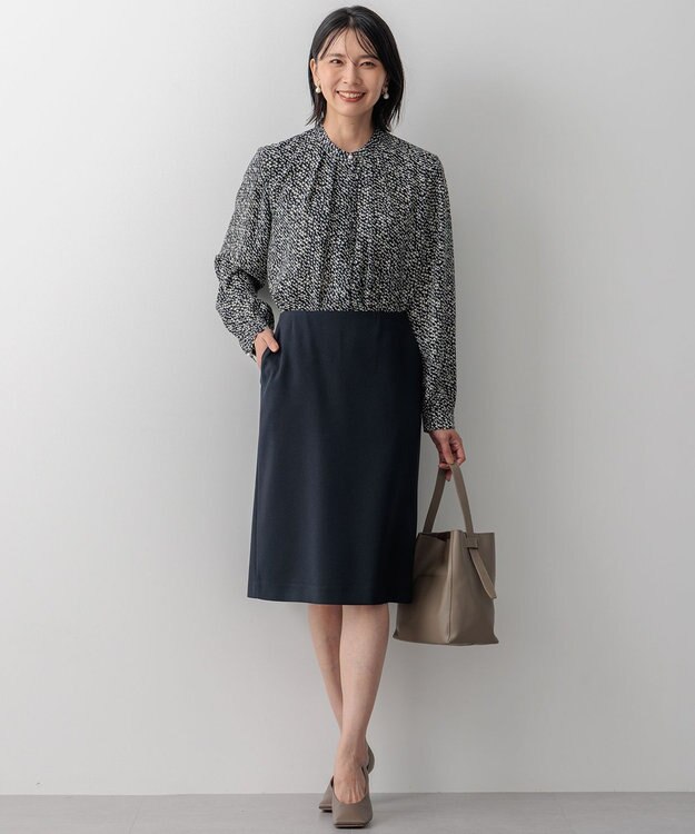 23区 【吸水速乾/UVケア/防シワ性】シャドージオメトリック プリント ブラウス ネイビー系