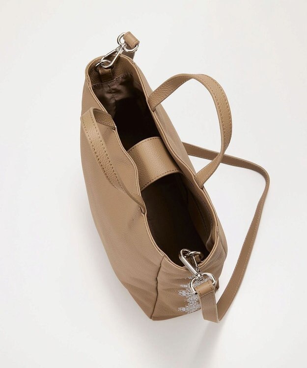 TOPKAPI 【TREASURE TOPKAPI】シュリンクレザー レース 刺しゅう ショルダー付 トートバッグ グレージュ