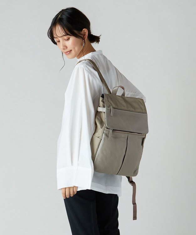 Y'SACCS ナイロン×牛革コンビシリーズ リュックサック Mサイズ グレージュ