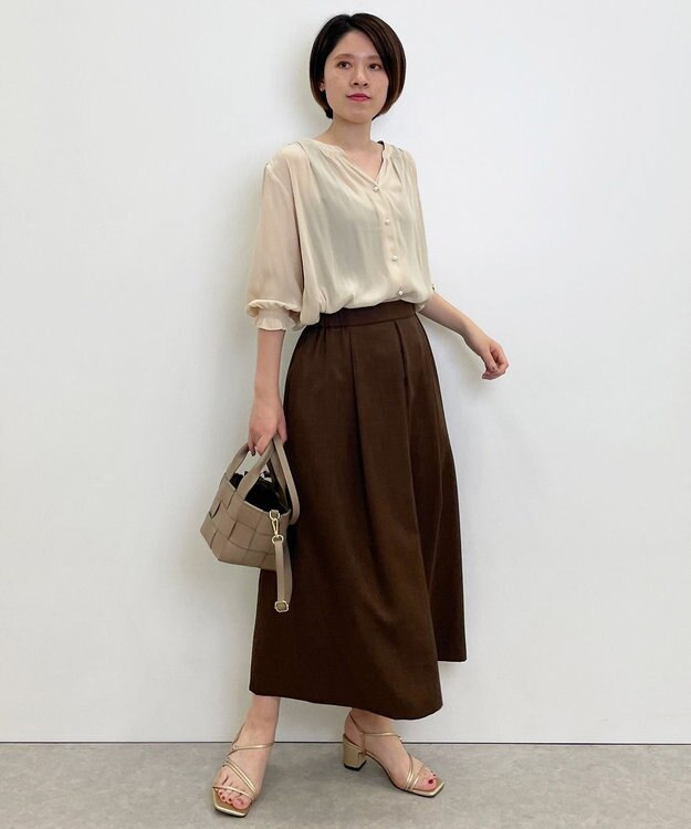 自由区 【WEB限定/セットアップ着用可/洗える】ブライトサテンライト Vネックブラウス ベージュ系