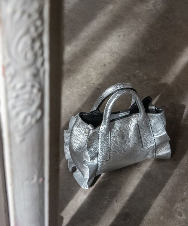 INTER-CHAUSSURES 【RIPANI】メタリックレザーフリルデザインミニバッグ シルバー
