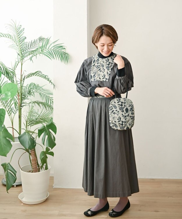 muuc 〈心地よいコットン・シアサッカー生地〉筆記帳刺繍ノーカラー左肩開きブラウス グレー