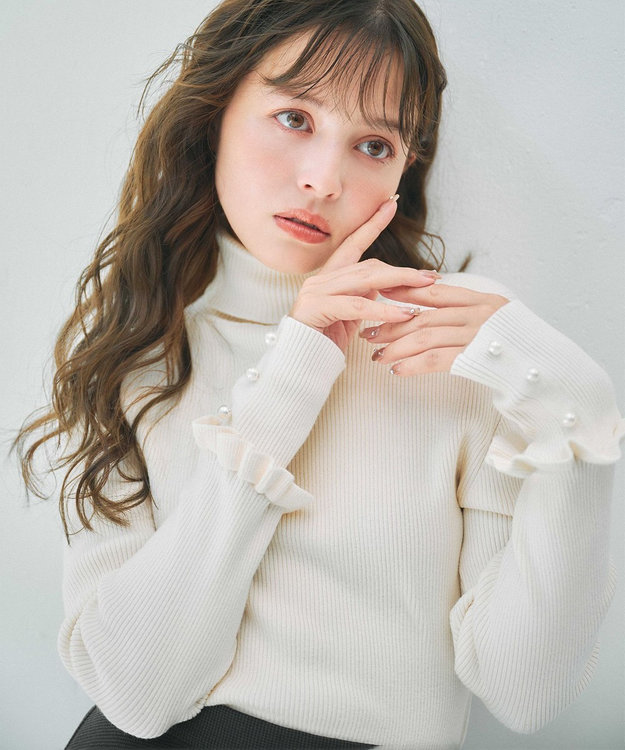 Feroux パールボタン リブタートル ニット アイボリー系