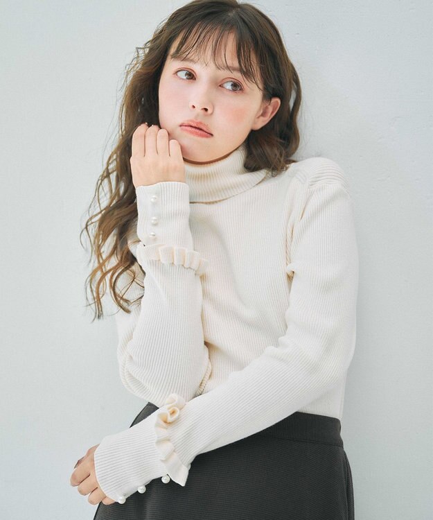 Feroux パールボタン リブタートル ニット アイボリー系