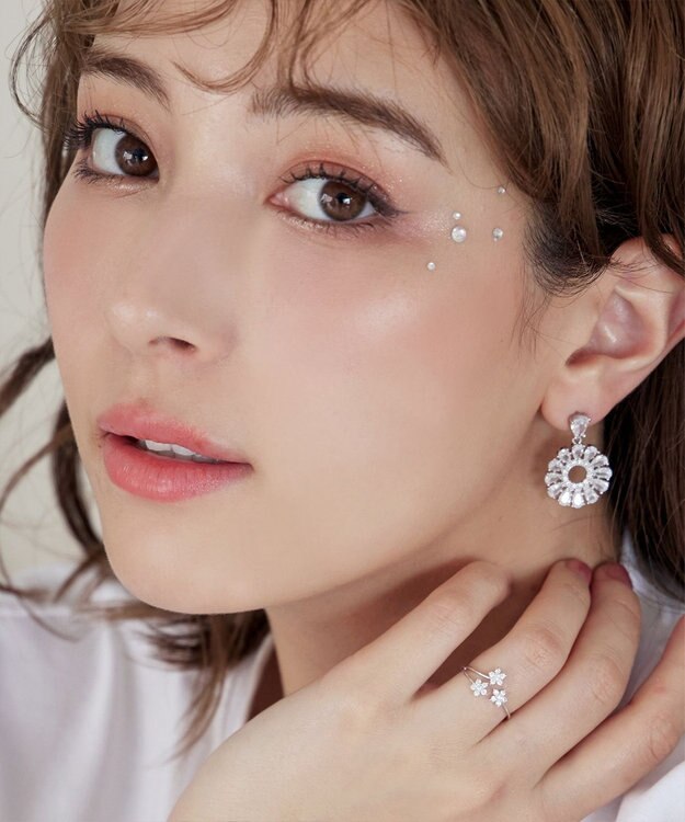 Tiaclasse 【金属アレルギー対応】クリスタルフラワーピアス シルバー