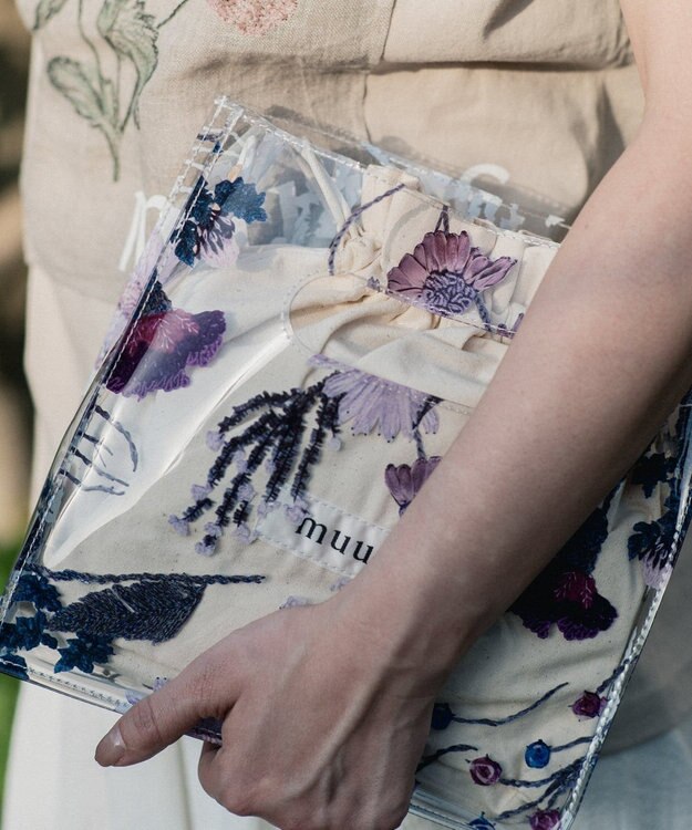 muuc 〈2WAY〉色糸花刺繍模様 ビニール生地 牛革ショルダー紐付き スクエアバッグ ホワイト