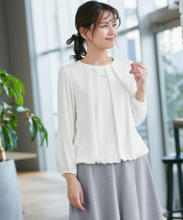 Tiaclasse 【洗える】ネックレス見えパーツ付きタックブラウス オフホワイト