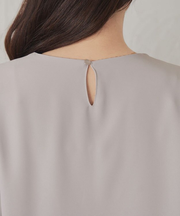 Tiaclasse 【洗える】ネックレス見えパーツ付きタックブラウス ベージュ