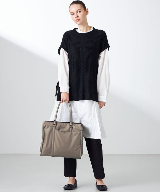 Y'SACCS 【ムック本掲載】ツイルナイロン　スクエアトート　Mサイズ グレージュ【web限定カラー】