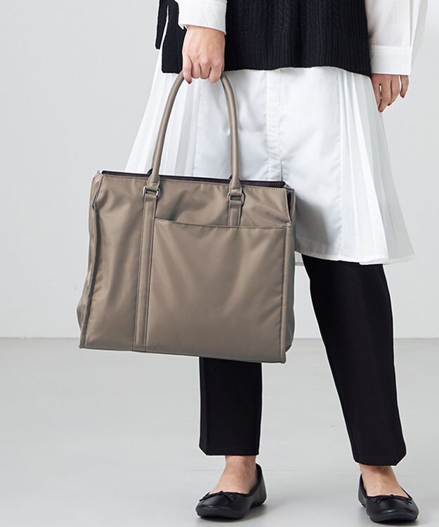 Y'SACCS 【ムック本掲載】ツイルナイロン　スクエアトート　Mサイズ グレージュ【web限定カラー】