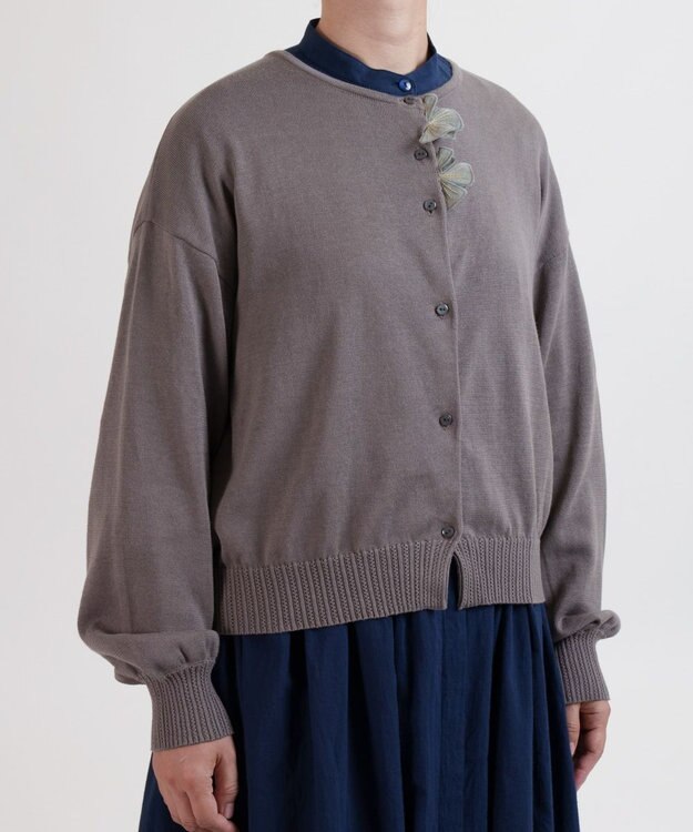 muuc 花モチーフ付きコットンニットカーディガン グレー